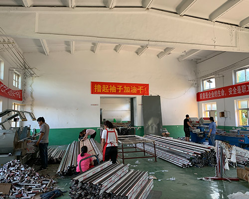 断桥铝车间