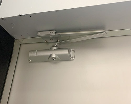 反装闭门器
